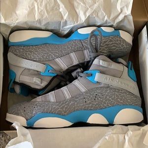 Cool blue, gray casual basketball shoe
